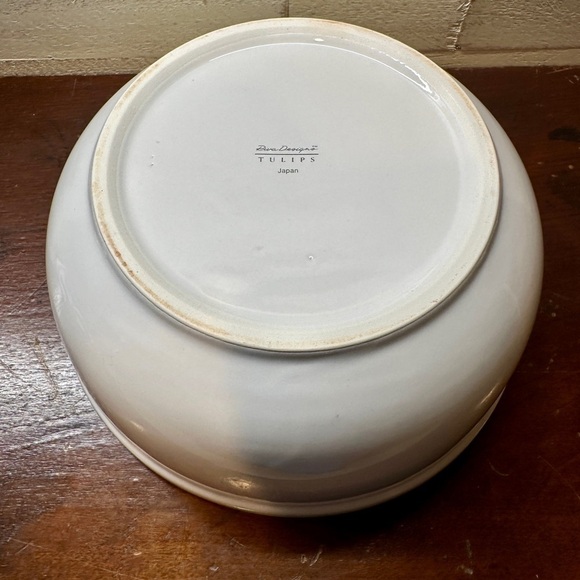 VINTAGE, RIVA DESIGNS, TULIPS, LARGE, WHITE CERAMIC BOWL. RED TRIM ON BOWL RIM. - Picture 8 of 9